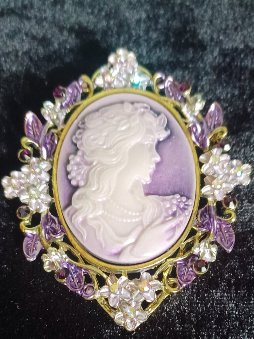 Lovely Lavender Cameo Brooch